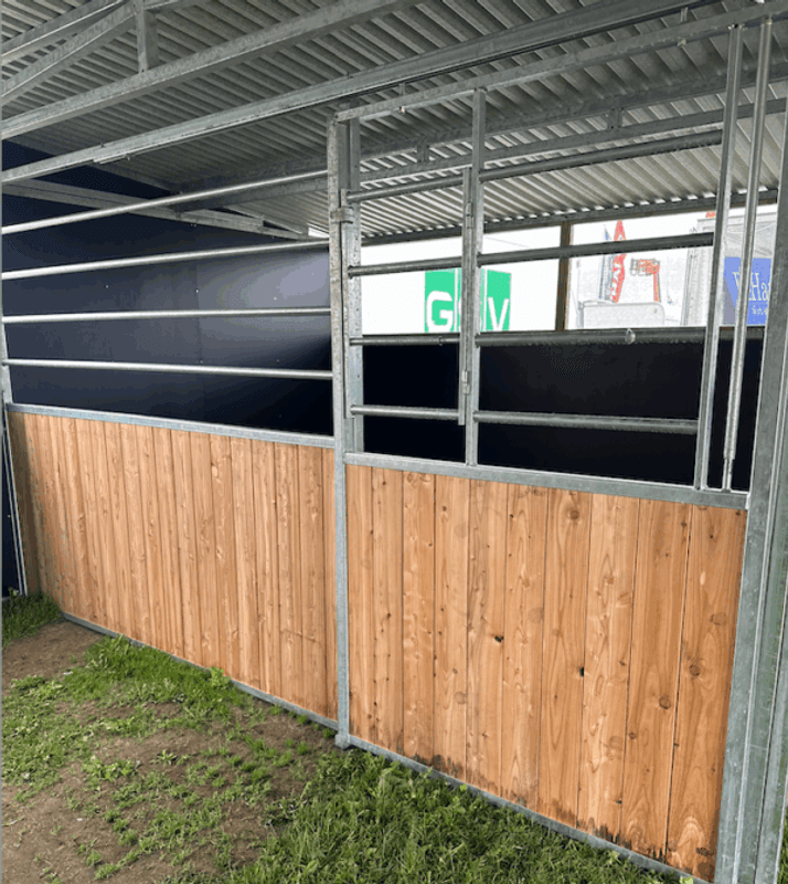 Leskur, liggehall, løsdrift til hest (Contryhus)